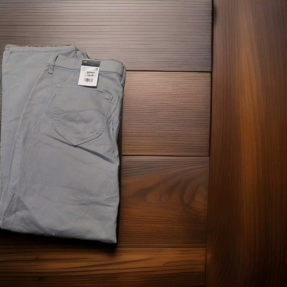 Lee Straight Leg Size 18 Short Kohls Grey Pants Relaxed Fit‎ Midrise NWT Jeans